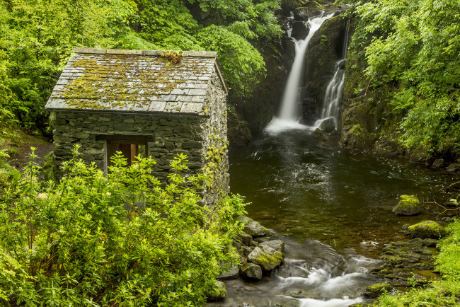 Обои картинки фото rydal, hall, waterfall, england, природа, водопады, lake, district, англия, река, хижина, кусты