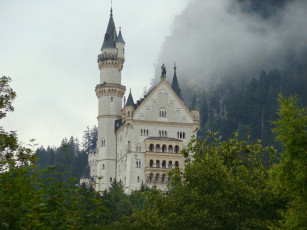 Картинка neuschwanstein+castle +bavaria +germany города замок+нойшванштайн+ германия bavaria neuschwanstein castle бавария замок нойшванштайн germany деревья