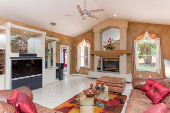 Картинка интерьер гостиная диваны