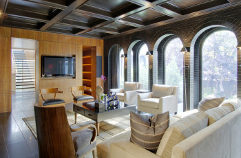 Картинка интерьер гостиная арки диван