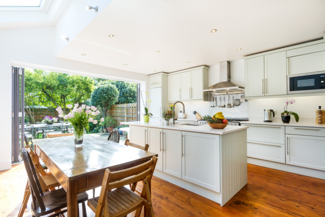 Обои картинки фото интерьер, кухня, стол, букет