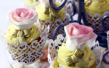 Картинка еда пирожные +кексы +печенье марципановые капкейки розы