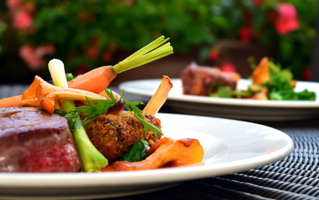 Обои картинки фото еда, вторые блюда, зелень, морковь, лисички