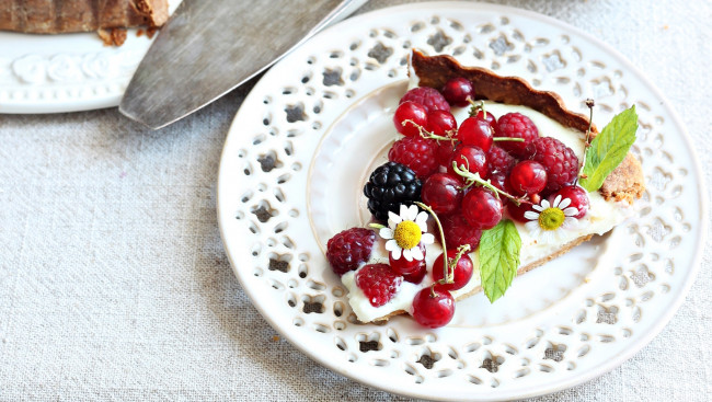 Обои картинки фото еда, пироги, пирог, смородина, выпечка, ромашки, малина, ягоды