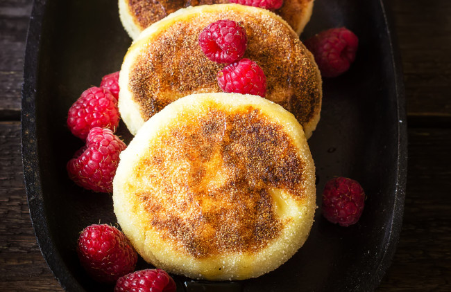 Обои картинки фото еда, сырные изделия, сырники, малина, ягоды