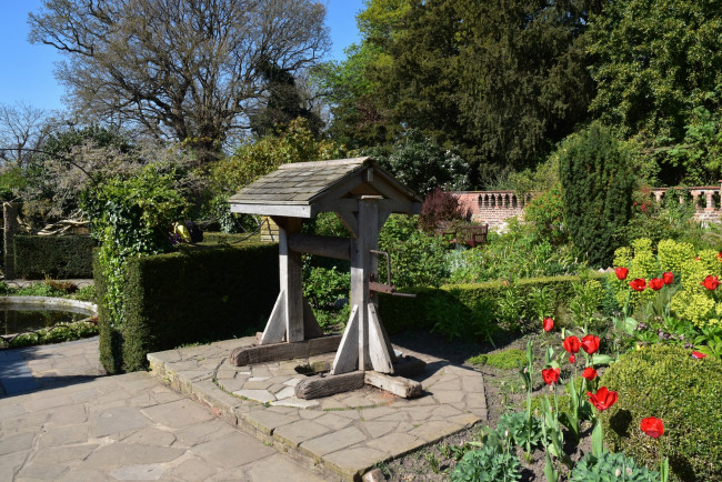 Обои картинки фото англия, разное, садовые и парковые скульптуры, тюльпаны, деревья