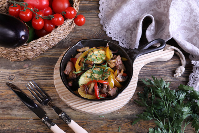 Обои картинки фото еда, мясные блюда, мясо, овощи, зелень, скатерть