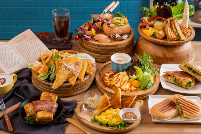 Обои картинки фото еда, разное, мясо, сэндвич, салат, книга, кофе, тосты, ассорти, блюда