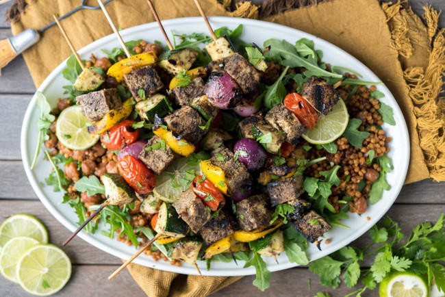 Обои картинки фото еда, шашлык,  барбекю, овощи, лайм, мясо, шашлыки