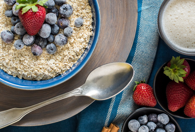 Обои картинки фото еда, разное, голубика, овсянка, клубника