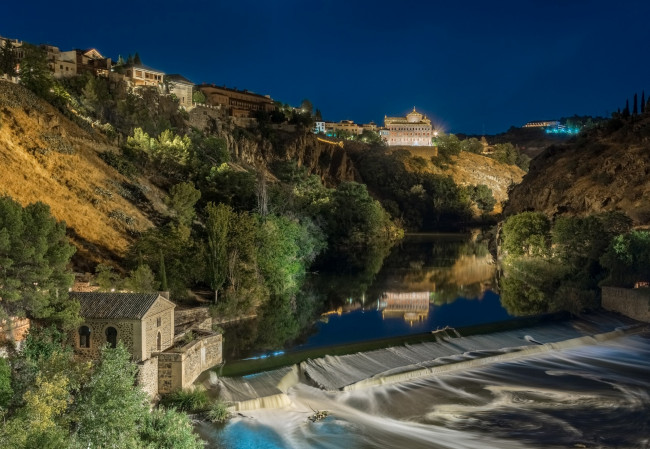 Обои картинки фото испания, города, - пейзажи, водоем, здания, деревья, огни, ночь