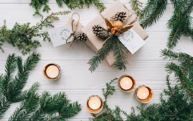 Обои картинки фото праздничные, подарки и коробочки, ангел, подарок, шишки, свечи
