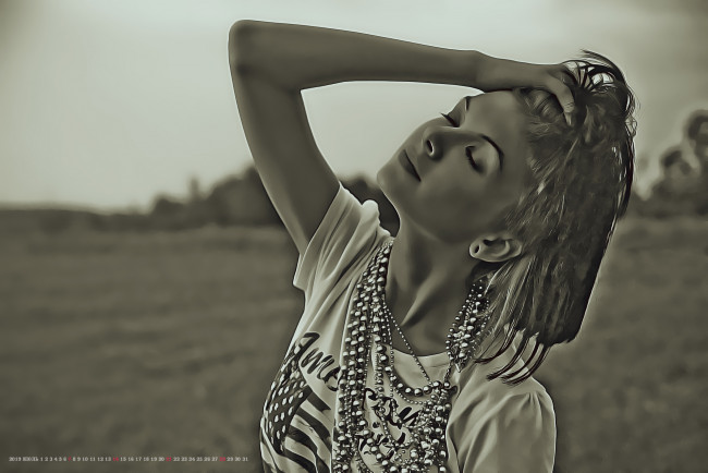 Обои картинки фото календари, компьютерный дизайн, calendar, бижутерия, бусы, украшение, женщина, поза, девушка, 2019