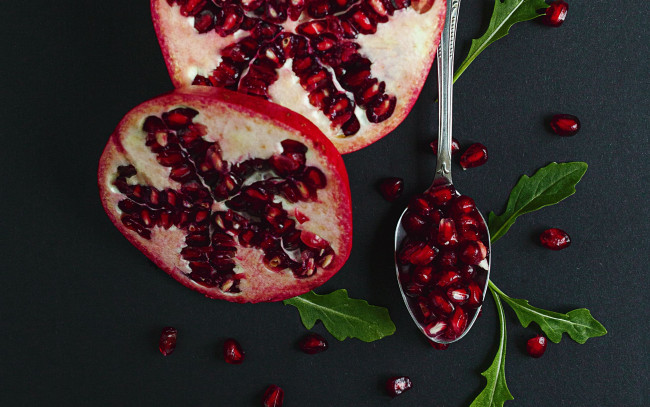 Обои картинки фото еда, гранат, зерна, половинки