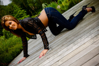 Картинка kelly+mcgregor девушки девушка женщина шатенка темноволосая сексуальная модель звезда позирует разная обувь верхняя стильная одежда нижнее эротическое бельё трусы лифчик колготки чулки аксессуары макияж и множество элементов на фотографии