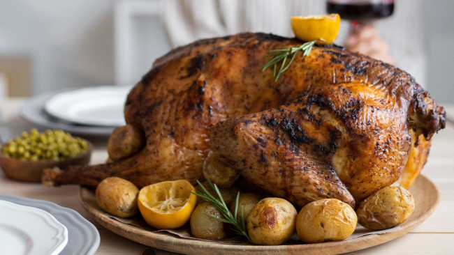 Обои картинки фото еда, мясные блюда, розмарин, картофель, запеченная, курица