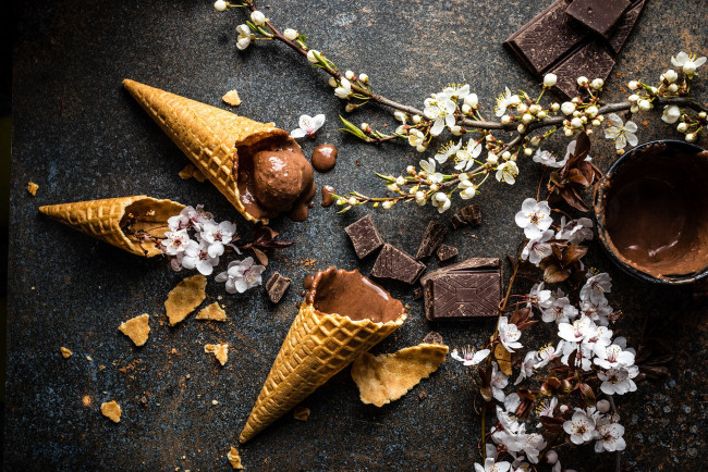 Обои картинки фото еда, мороженое,  десерты, шоколадное, вафельный, рожок, шоколад