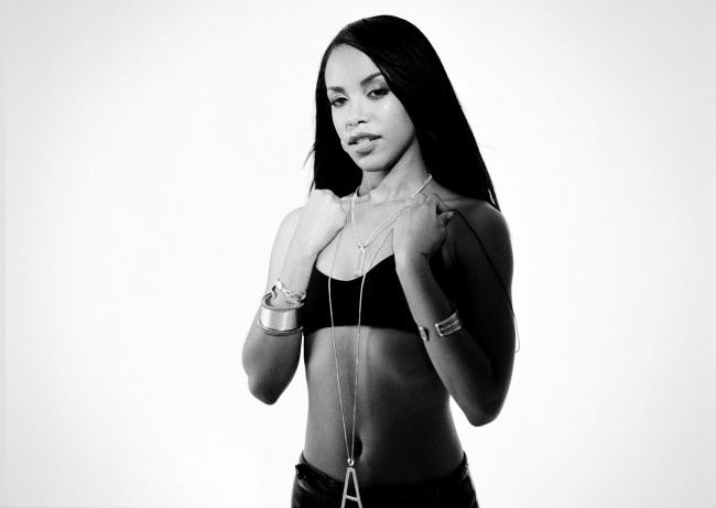 Обои картинки фото музыка, aaliyah, певица, топ, украшения