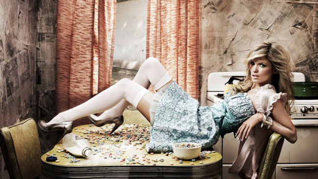 Обои картинки фото Marisa Miller, девушки, , , девушка, чулки, платье, стол, хлопья, модель