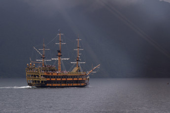 Картинка корабли парусники мачты лучи вода