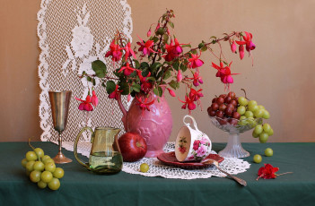 Картинка еда натюрморт фуксия яблоко виноград бокал