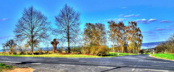 Картинка природа дороги перекресток деревья трава облака