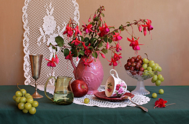 Обои картинки фото еда, натюрморт, фуксия, яблоко, виноград, бокал