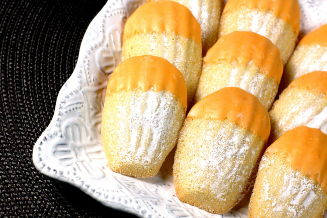 Обои картинки фото еда, пирожные, кексы, печенье, мадлен, сахарная, пудра