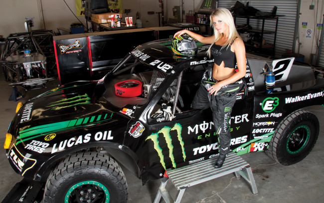 Обои картинки фото автомобили, авто с девушками, truck, monster, kristin, morgan