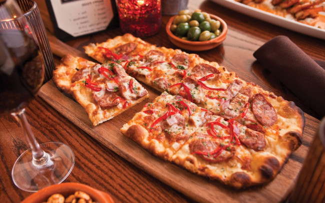 Обои картинки фото еда, пицца, овощи, бокал с вином, на досточке, вкуснятина