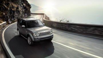 Картинка автомобили land-rover лэнд ровер трасса шоссе дорога поворот джип серебристый горы обрыв