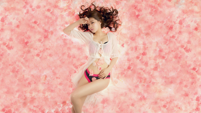 Обои картинки фото девушки, -unsort , азиатки, поза, азиатка, лепестки