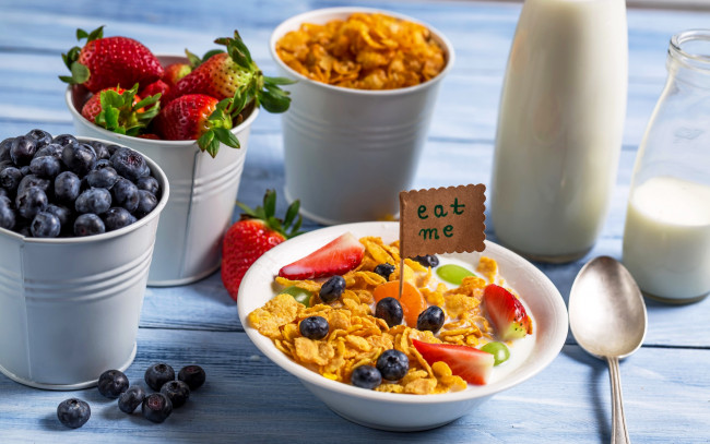 Обои картинки фото еда, мюсли,  хлопья, черника, клубника, молоко, хлопья, завтрак
