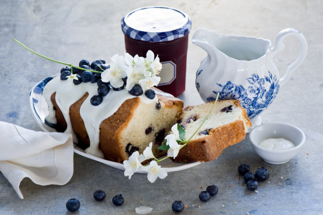 Обои картинки фото еда, пирожные,  кексы,  печенье, кекс, ягоды, черника, ромашка