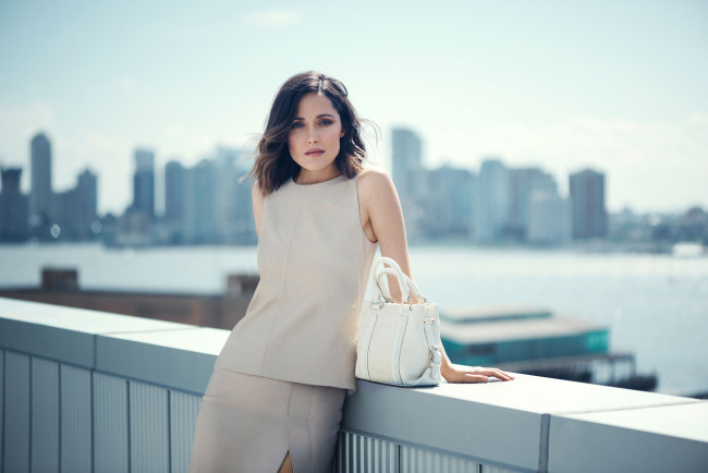 Обои картинки фото rose byrne, девушки, панорама, город, мост, костюм, женщина, сумка