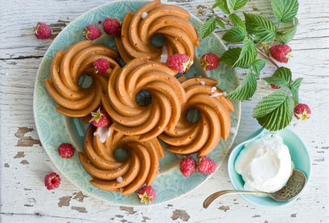 Обои картинки фото еда, пирожные,  кексы,  печенье, печенье, малина, листья