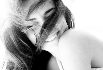 Картинка девушки adriana+lima адриана лима модель волосы лицо улыбка черно-белая