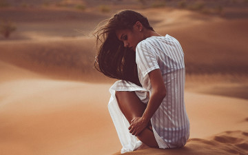 Картинка девушки -unsort+ брюнетки +шатенки рубашка песок разрез