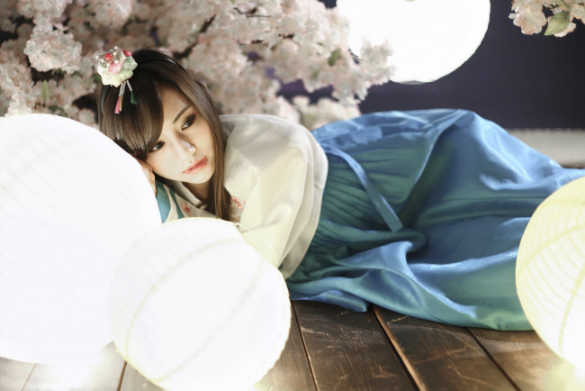 Обои картинки фото девушки, -unsort , азиатки, сакура, фонарики, азиатка, девушка, настроение