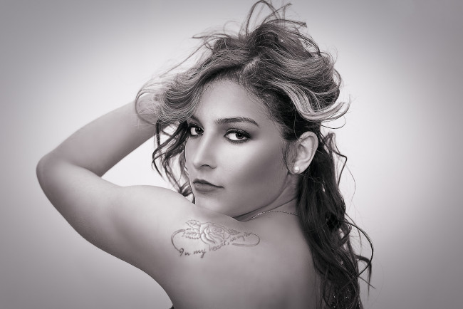 Обои картинки фото девушки, -unsort , Черно-белые обои, взгляд, лицо