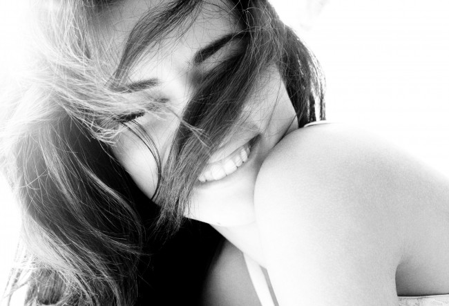 Обои картинки фото девушки, adriana lima, адриана, лима, модель, волосы, лицо, улыбка, черно-белая