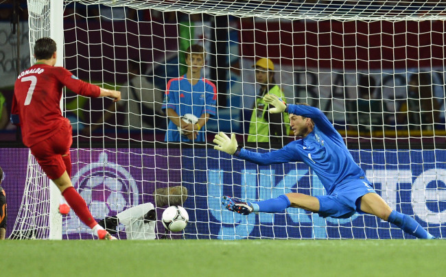 Обои картинки фото спорт, футбол, вратарь, ворота, гол, рональдо, мяч