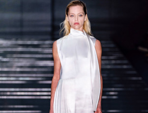 Картинка девушки саша+пивоварова модель блондинка платье подиум