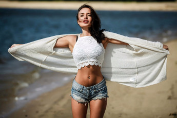 Картинка девушки -+брюнетки +шатенки шорты топ жест