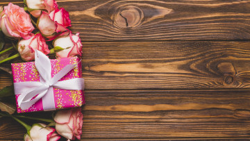 Картинка праздничные подарки+и+коробочки розы подарок лента бант