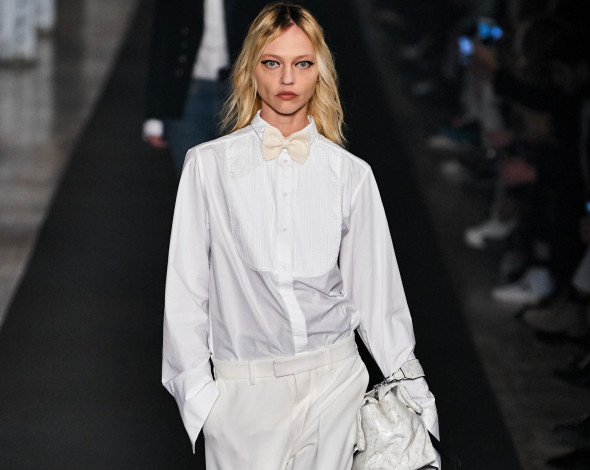 Обои картинки фото девушки, саша пивоварова, модель, блондинка, блузка, брюки, сумка, зрители, подиум