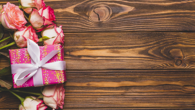 Обои картинки фото праздничные, подарки и коробочки, розы, подарок, лента, бант
