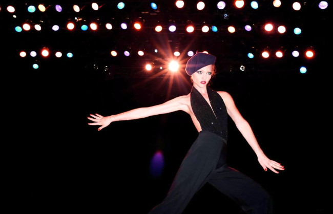 Обои картинки фото девушки, саша пивоварова, модель, берет, топ, брюки, огни