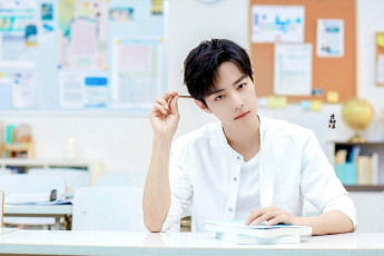 Картинка мужчины xiao+zhan актер книга ручка парта