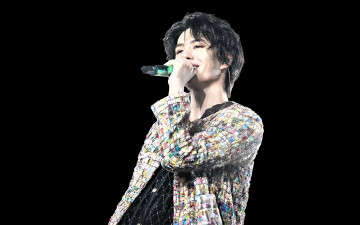 Картинка мужчины wang+yi+bo актер певец микрофон